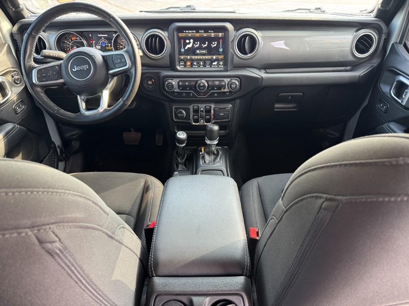 Jeep Wrangler Vehicle Full-screen Gallery Image 12