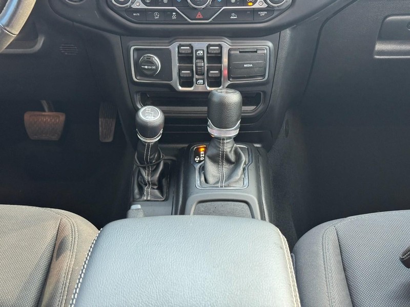 Jeep Wrangler Vehicle Full-screen Gallery Image 15