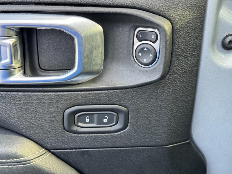 Jeep Wrangler Vehicle Full-screen Gallery Image 16