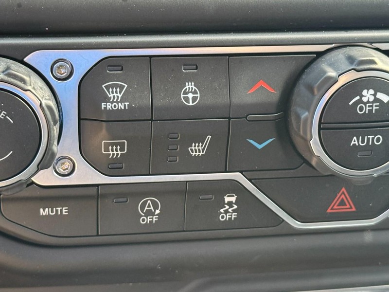 Jeep Wrangler Vehicle Full-screen Gallery Image 24