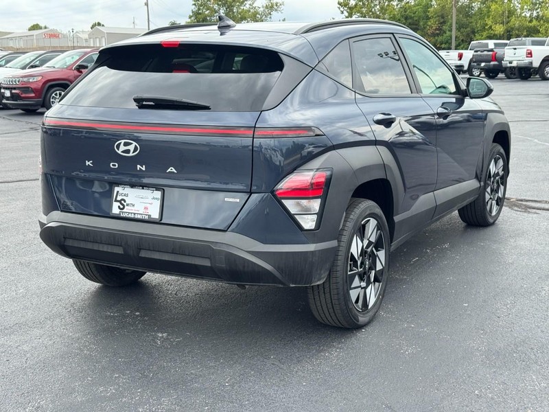 Hyundai Kona Vehicle Full-screen Gallery Image 3
