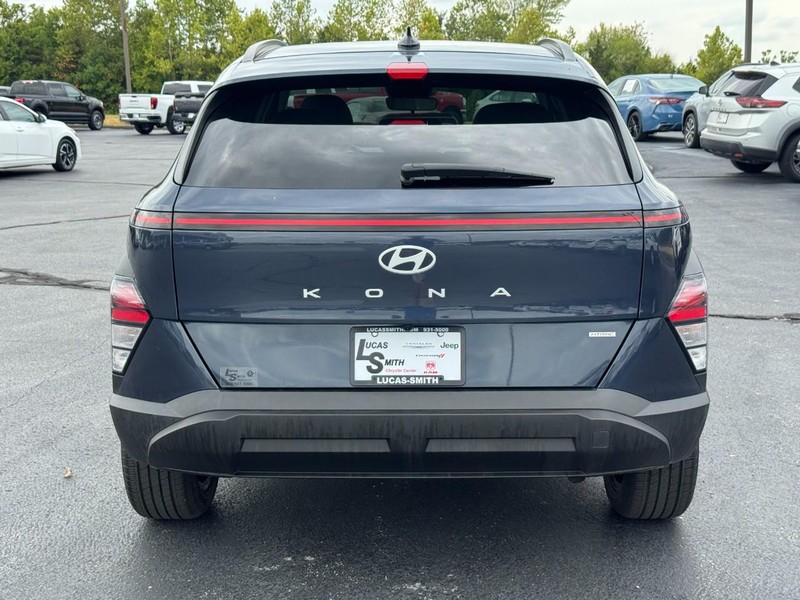 Hyundai Kona Vehicle Full-screen Gallery Image 4