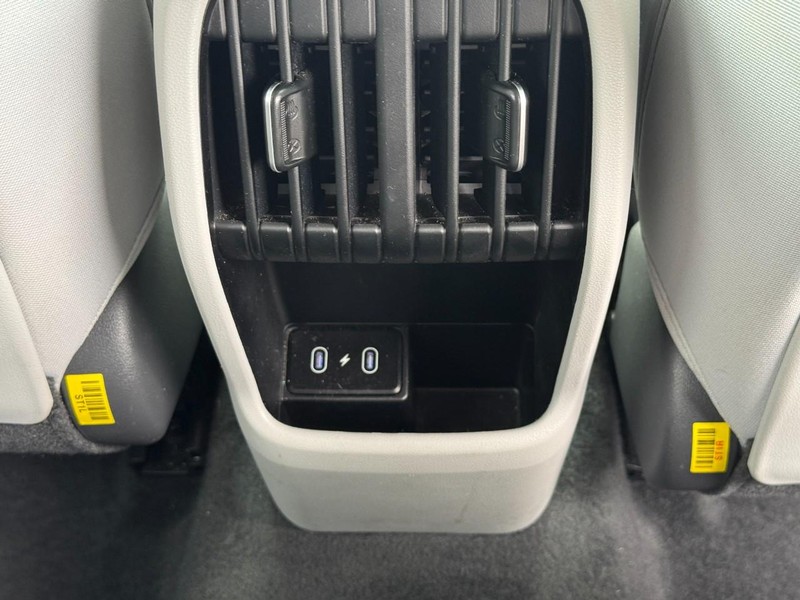 Hyundai Kona Vehicle Full-screen Gallery Image 11