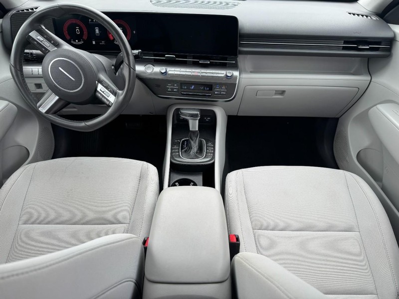 Hyundai Kona Vehicle Full-screen Gallery Image 12