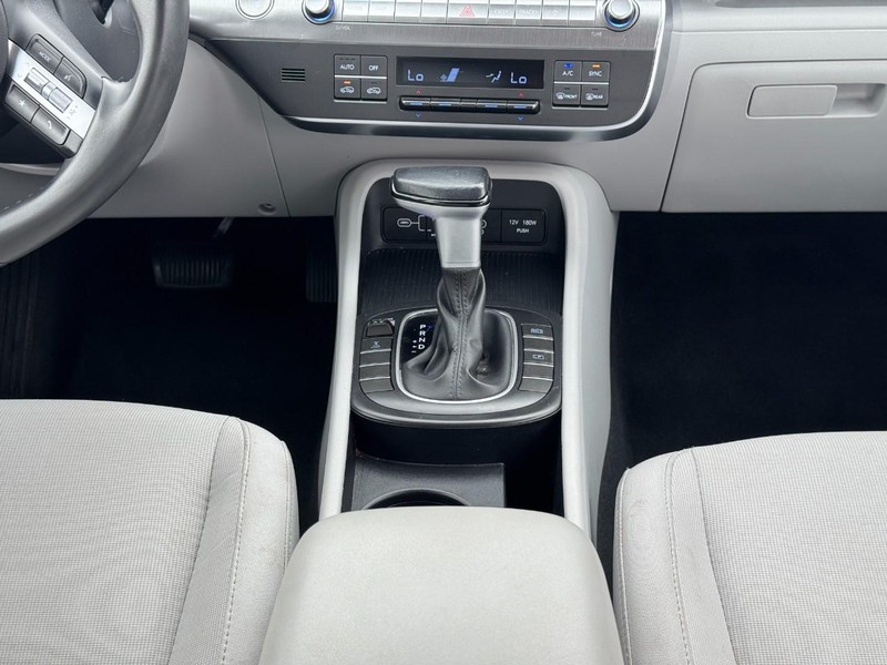 Hyundai Kona Vehicle Full-screen Gallery Image 15