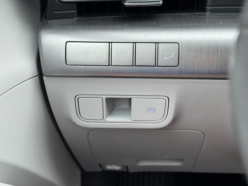 Hyundai Kona Vehicle Full-screen Gallery Image 18