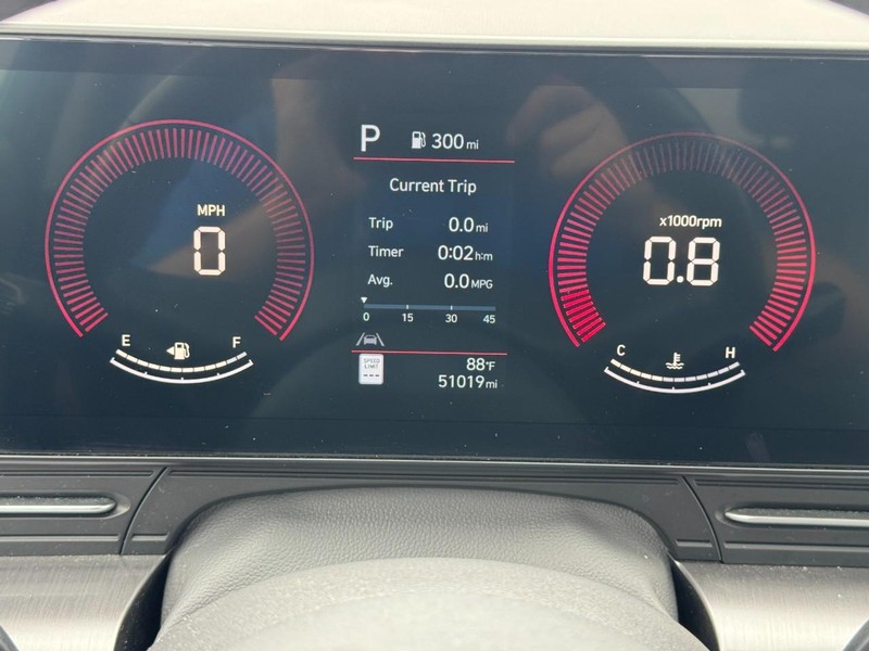 Hyundai Kona Vehicle Full-screen Gallery Image 21