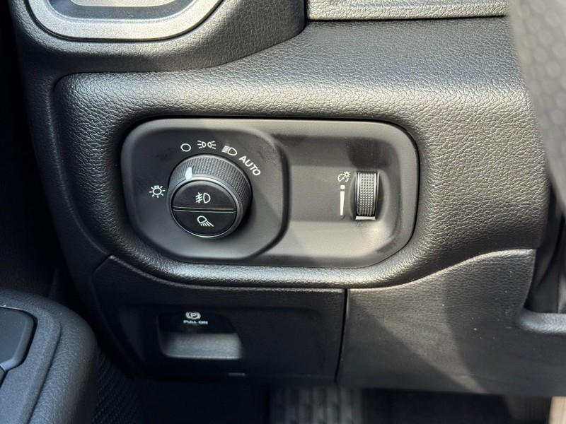 Ram 1500 Vehicle Full-screen Gallery Image 12
