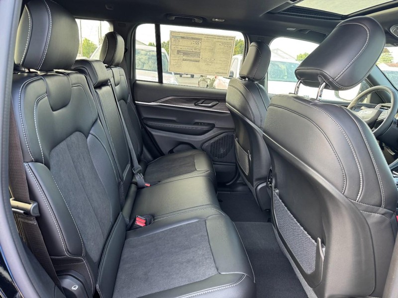 Jeep Grand Cherokee Vehicle Full-screen Gallery Image 5