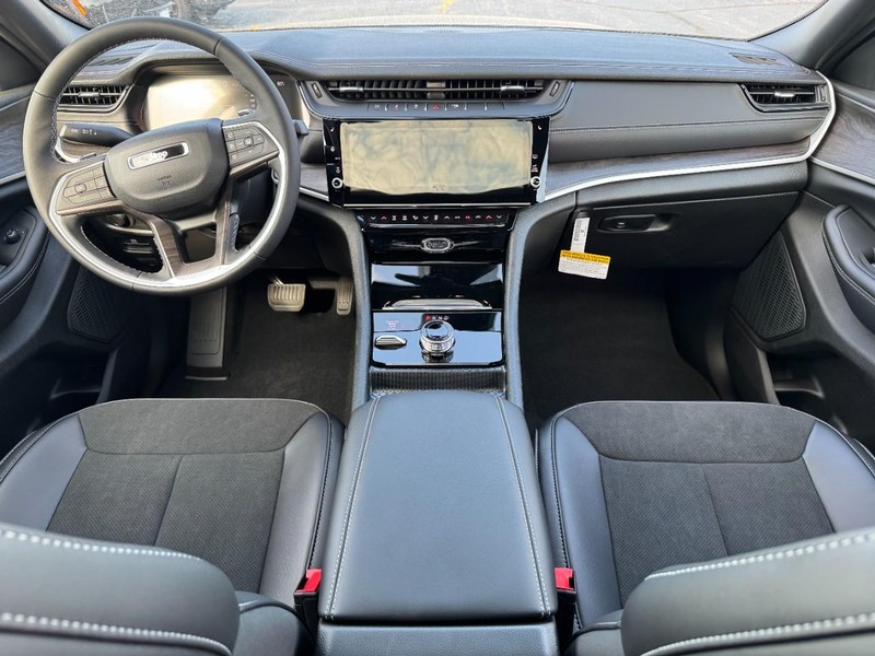 Jeep Grand Cherokee Vehicle Full-screen Gallery Image 7