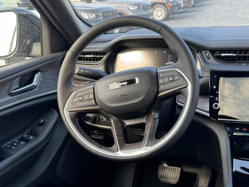Jeep Grand Cherokee Vehicle Full-screen Gallery Image 8