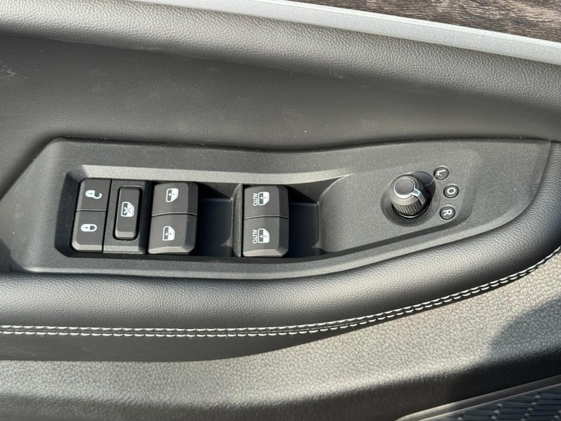 Jeep Grand Cherokee Vehicle Full-screen Gallery Image 11