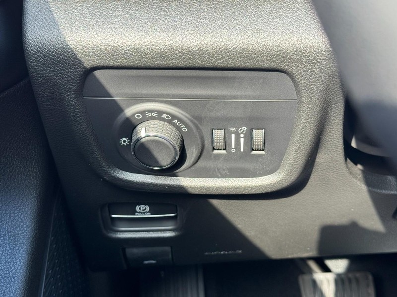 Jeep Grand Cherokee Vehicle Full-screen Gallery Image 13