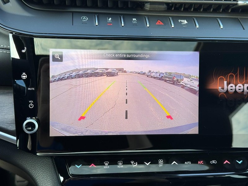 Jeep Grand Cherokee Vehicle Full-screen Gallery Image 17