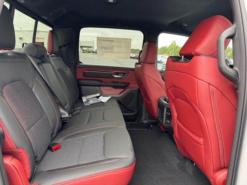 Ram 1500 Vehicle Full-screen Gallery Image 6
