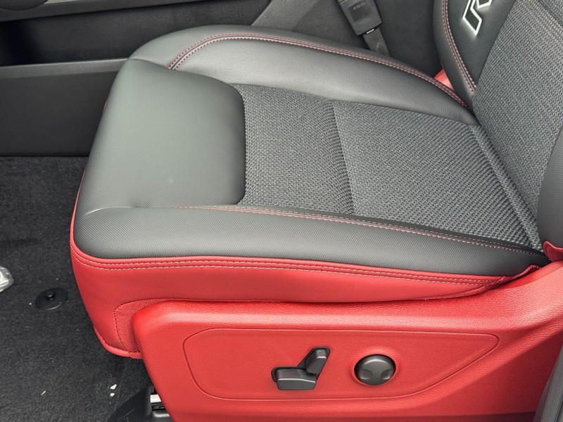 Ram 1500 Vehicle Full-screen Gallery Image 12