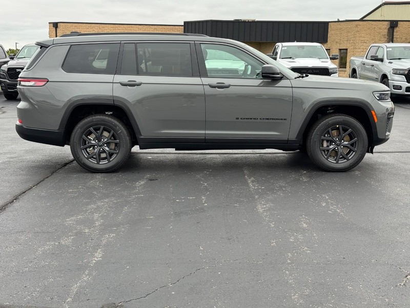 Jeep Grand Cherokee L Vehicle Full-screen Gallery Image 2
