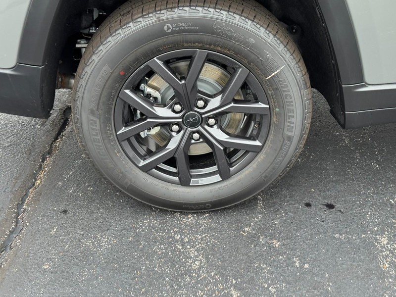 Jeep Grand Cherokee L Vehicle Full-screen Gallery Image 3