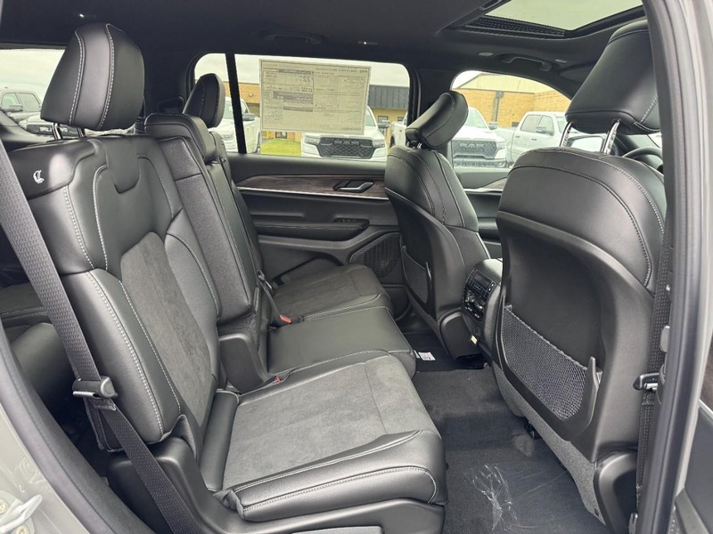 Jeep Grand Cherokee L Vehicle Full-screen Gallery Image 6