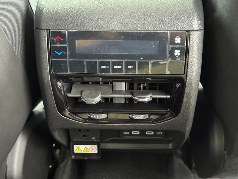 Jeep Grand Cherokee L Vehicle Full-screen Gallery Image 7