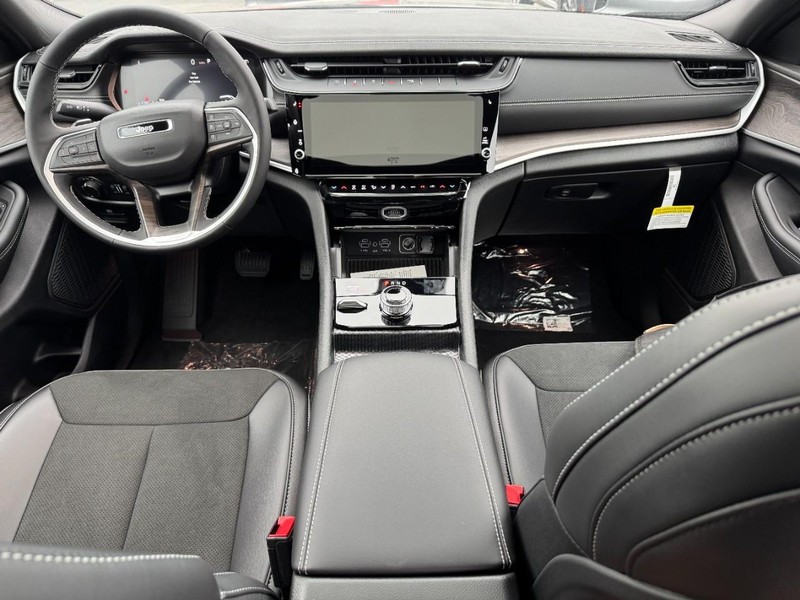 Jeep Grand Cherokee L Vehicle Full-screen Gallery Image 8
