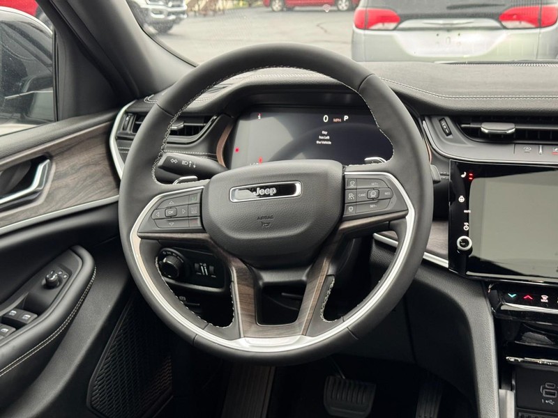 Jeep Grand Cherokee L Vehicle Full-screen Gallery Image 9