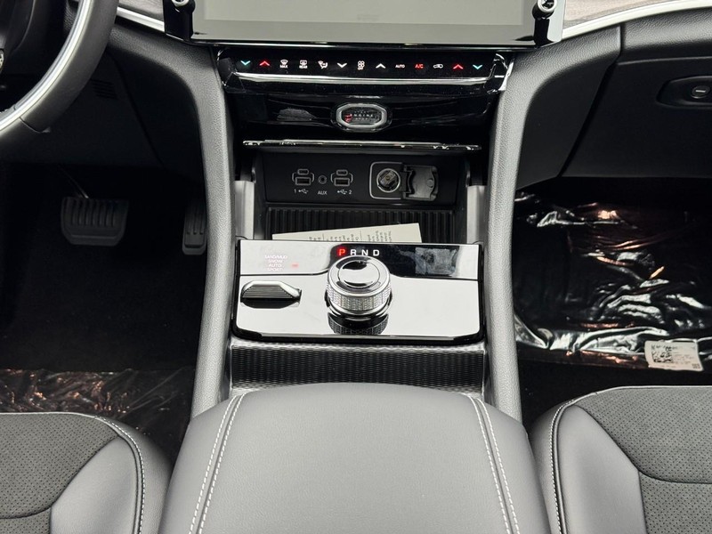 Jeep Grand Cherokee L Vehicle Full-screen Gallery Image 11