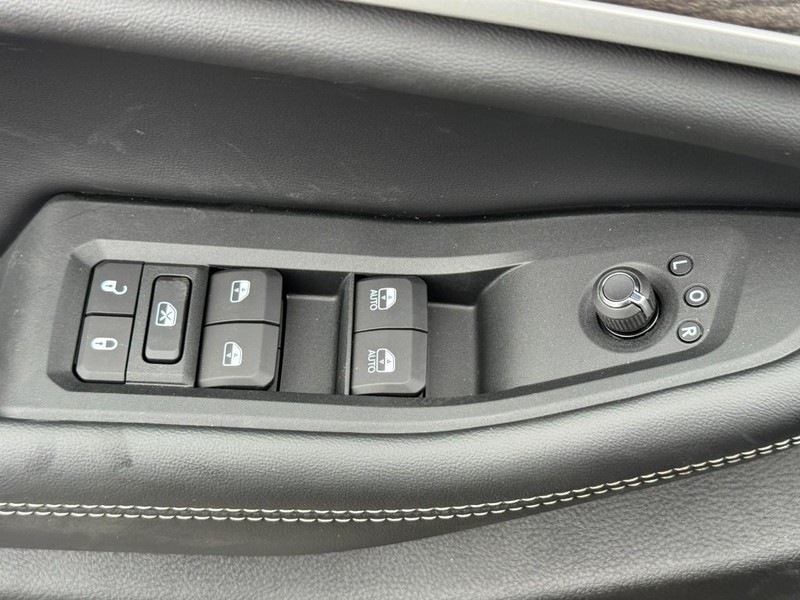 Jeep Grand Cherokee L Vehicle Full-screen Gallery Image 12