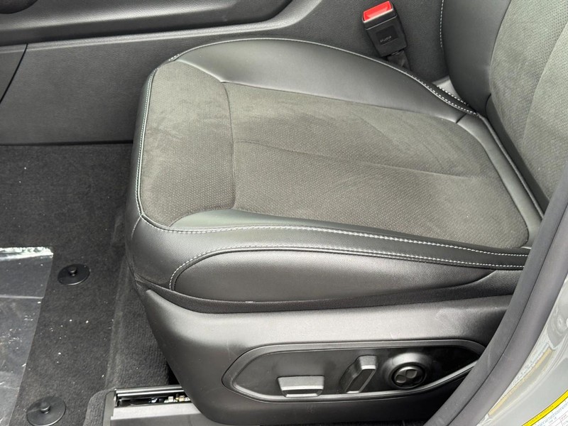 Jeep Grand Cherokee L Vehicle Full-screen Gallery Image 13