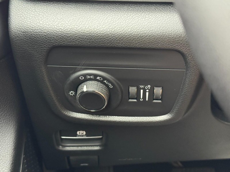 Jeep Grand Cherokee L Vehicle Full-screen Gallery Image 14