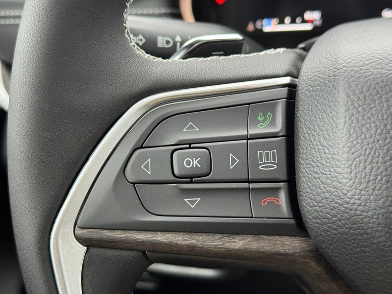 Jeep Grand Cherokee L Vehicle Full-screen Gallery Image 15