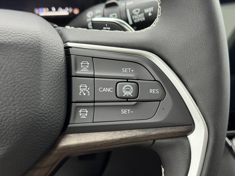 Jeep Grand Cherokee L Vehicle Full-screen Gallery Image 16