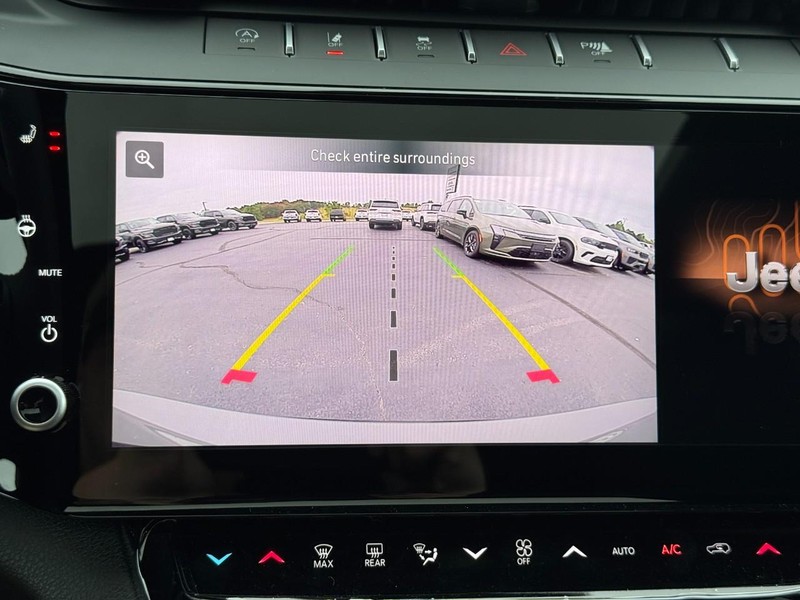 Jeep Grand Cherokee L Vehicle Full-screen Gallery Image 18