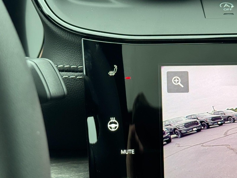 Jeep Grand Cherokee L Vehicle Full-screen Gallery Image 19