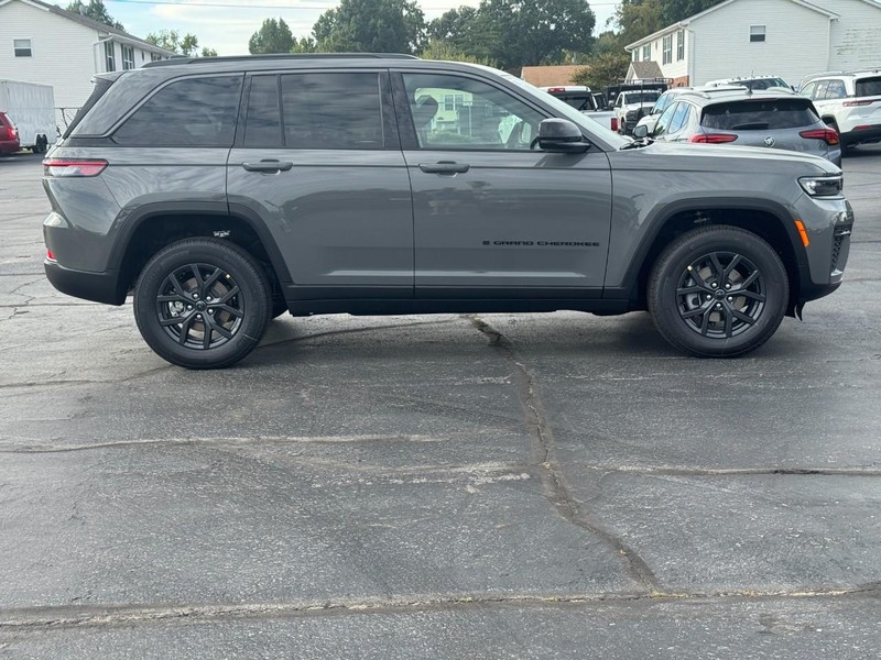 Jeep Grand Cherokee Vehicle Full-screen Gallery Image 2