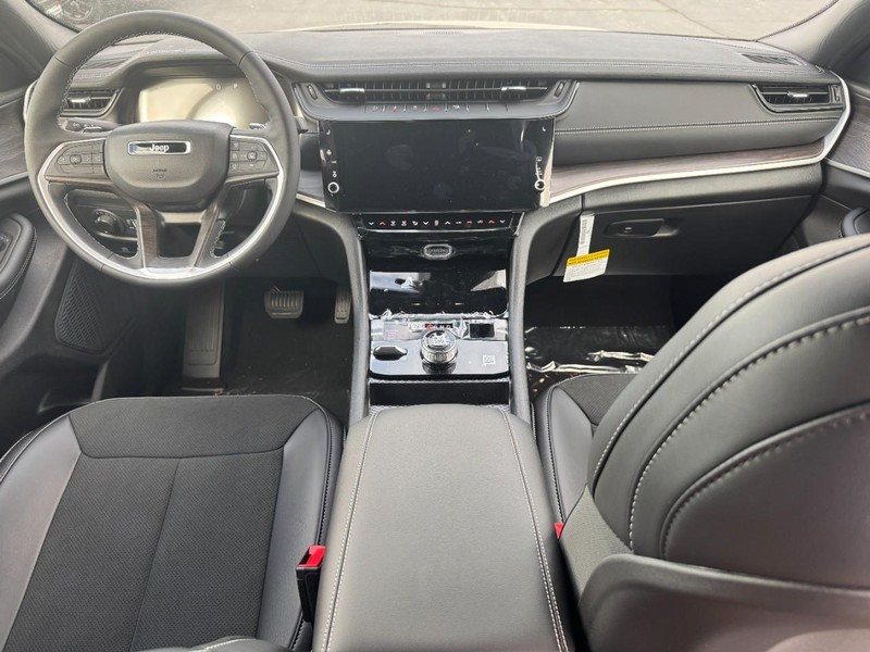 Jeep Grand Cherokee Vehicle Full-screen Gallery Image 6