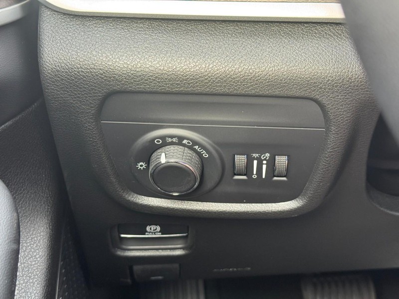 Jeep Grand Cherokee Vehicle Full-screen Gallery Image 12