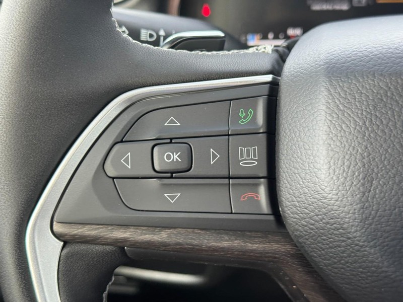 Jeep Grand Cherokee Vehicle Full-screen Gallery Image 13