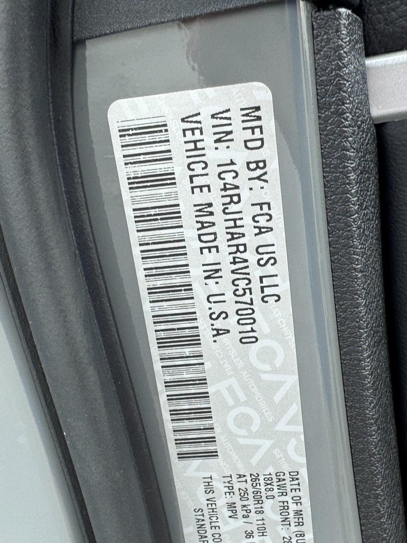 Jeep Grand Cherokee Vehicle Full-screen Gallery Image 18