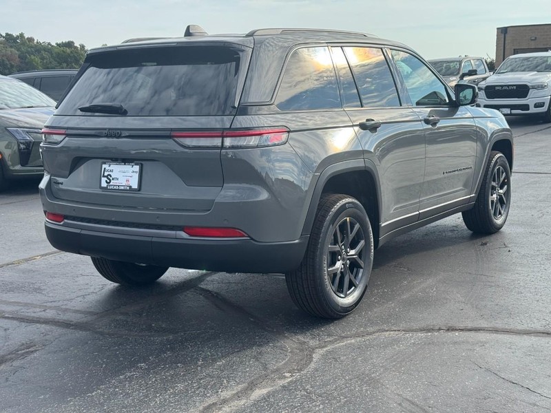 Jeep Grand Cherokee Vehicle Full-screen Gallery Image 4