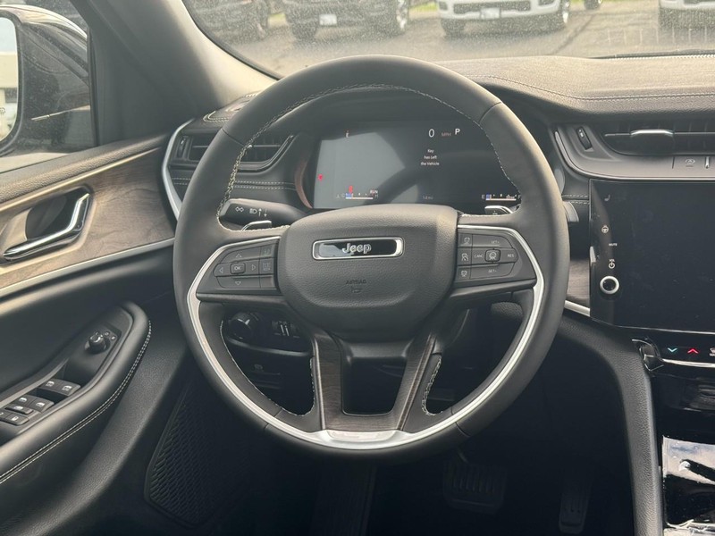 Jeep Grand Cherokee Vehicle Full-screen Gallery Image 8