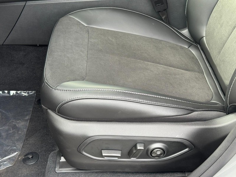 Jeep Grand Cherokee Vehicle Full-screen Gallery Image 12