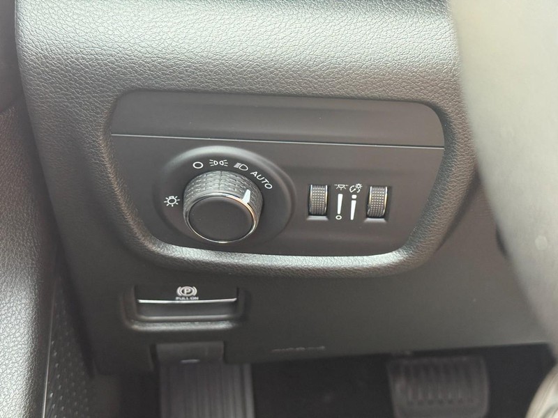 Jeep Grand Cherokee Vehicle Full-screen Gallery Image 13