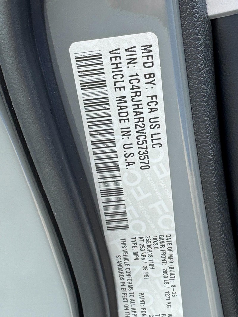 Jeep Grand Cherokee Vehicle Full-screen Gallery Image 17