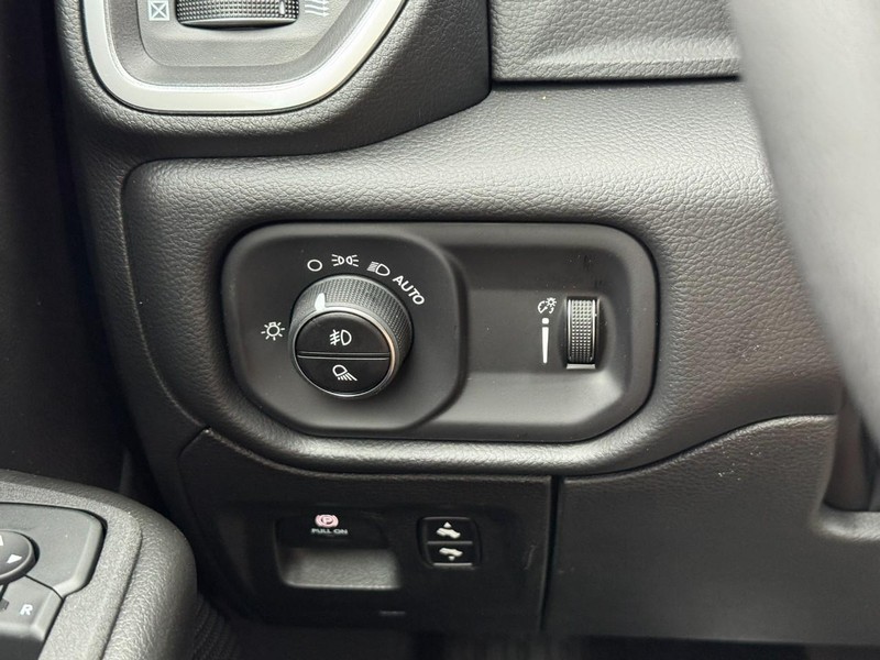 Ram 1500 Vehicle Full-screen Gallery Image 12