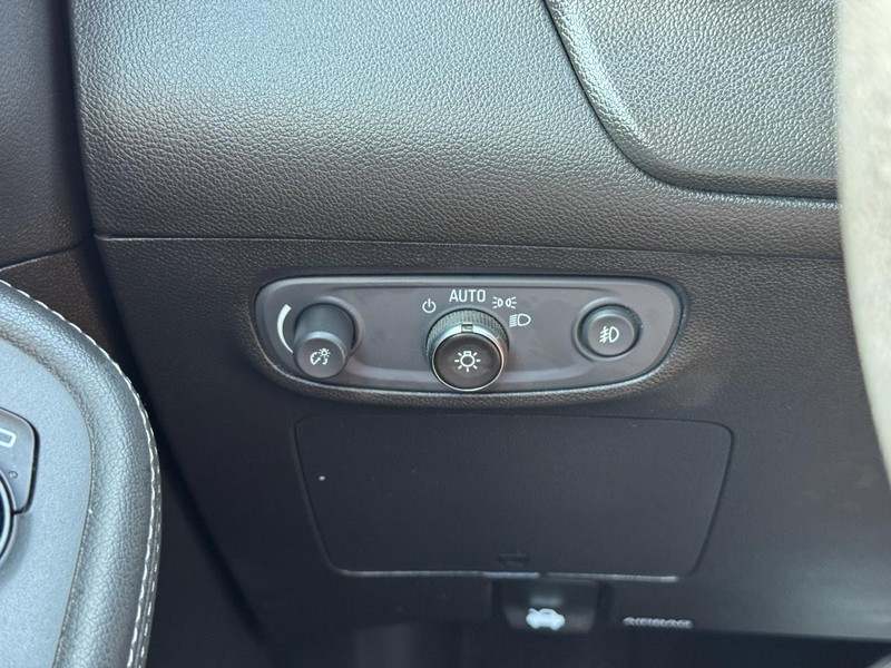 Buick Encore GX Vehicle Full-screen Gallery Image 18