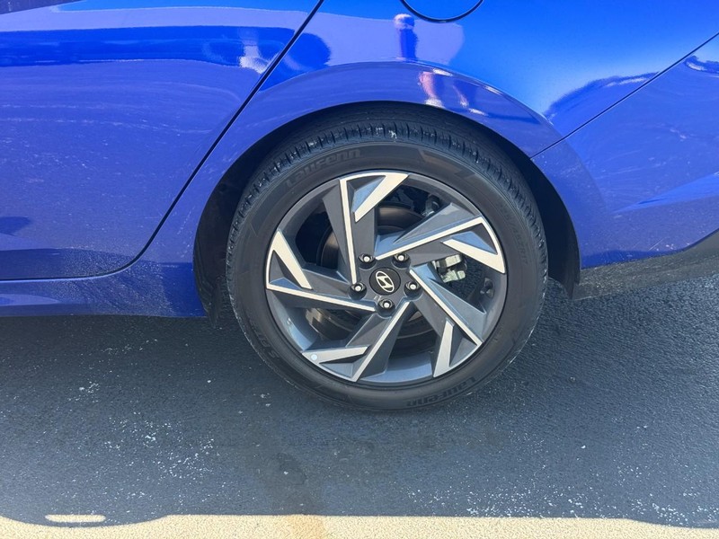 2025 Hyundai Elantra Limited - Photo 8