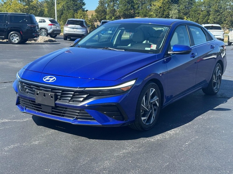2025 Hyundai Elantra Limited - Photo 9