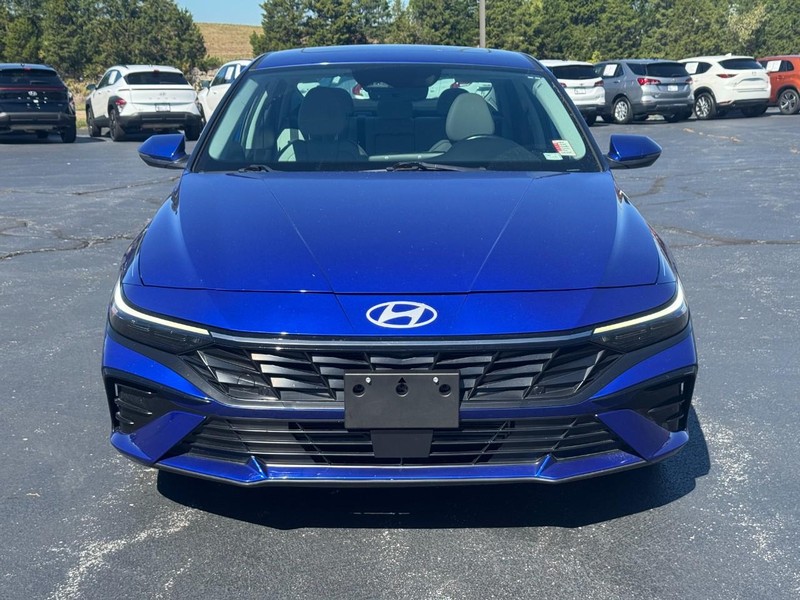 2025 Hyundai Elantra Limited - Photo 10