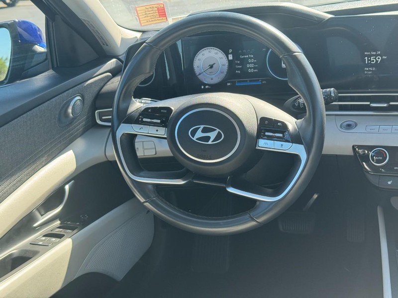 2025 Hyundai Elantra Limited - Photo 13
